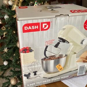 Dash 3.5 qt Tilt- Head Stand Mixer NWT